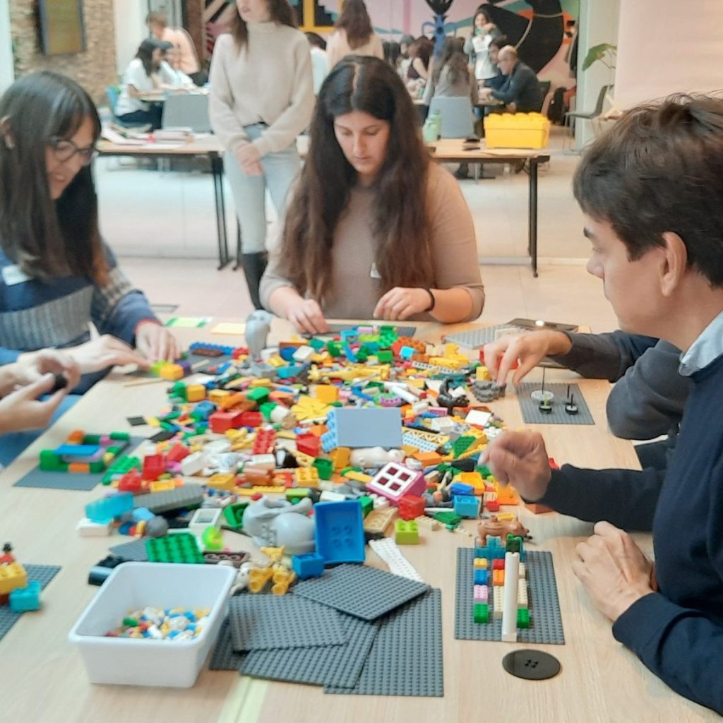 Fotografia de grupo usando metodología Lego Serious Play